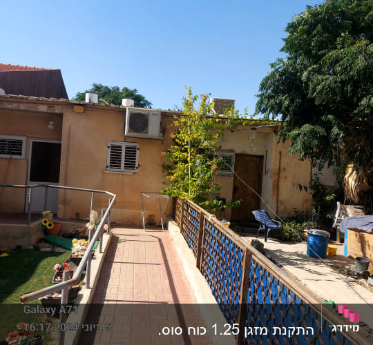 יחידת מיזוג אוויר מותקנת על קיר חיצוני של בית